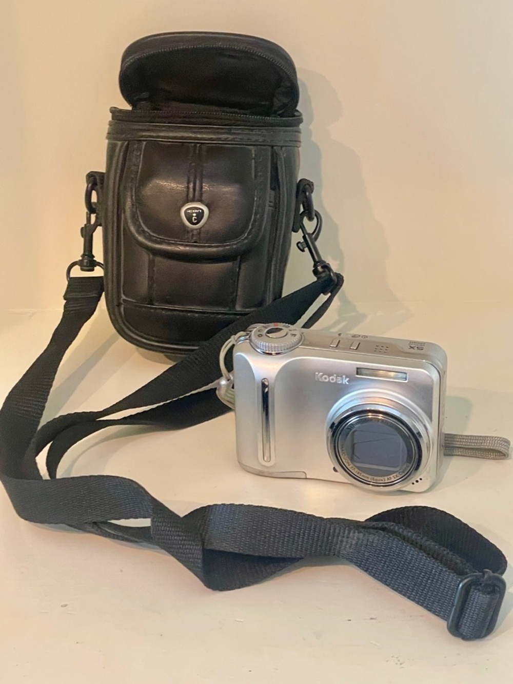 Kodak Digital Camera EasyShare 875 with case NOT WORKING parts only